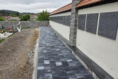 Tlakovanje ob cerkvi in žarnem zidu v Begunjah Foto Boštjan Otoničar (3)